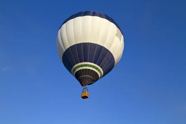 气球的蓝蓝的天空背景 — 图库照片