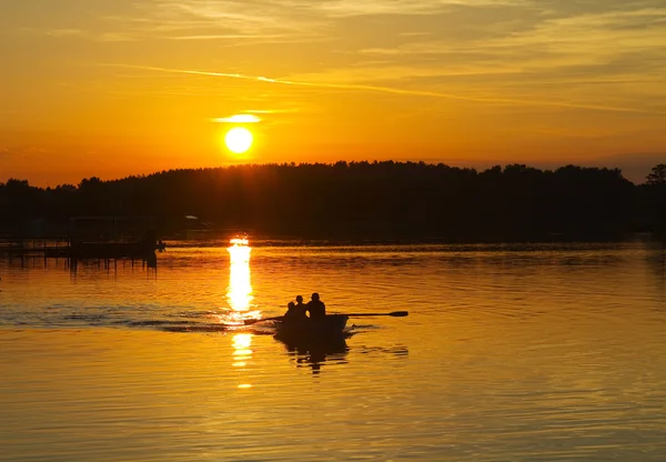 Ηλιοβασίλεμα στη λίμνη, βάρκα — Φωτογραφία Αρχείου