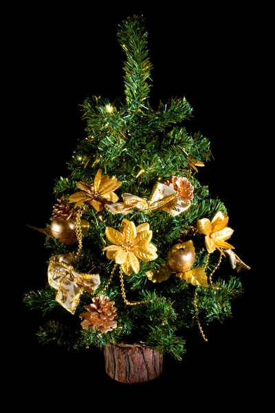 Weihnachtsbaum, auf schwarzem Hintergrund — Stockfoto