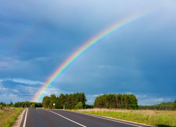 Дорога к радуге — стоковое фото