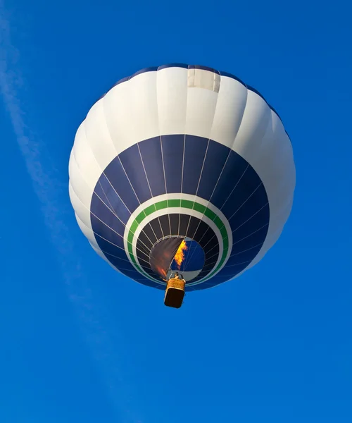 气球的蓝蓝的天空背景 — 图库照片
