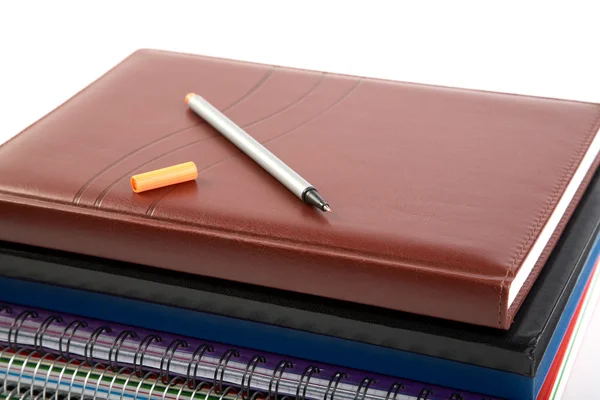 Viltstift op een stapel van schrijven-boeken en organisatoren — Stockfoto