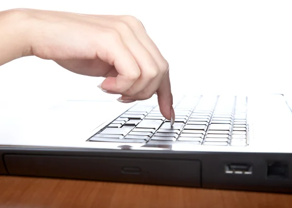 女性手用在笔记本电脑上的钉子 — 图库照片