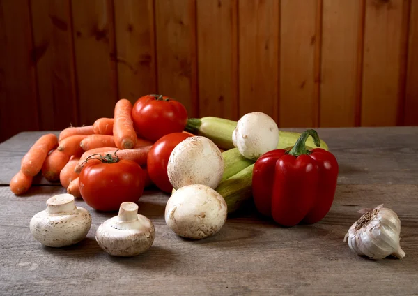蘑菇和蔬菜的表 — 图库照片