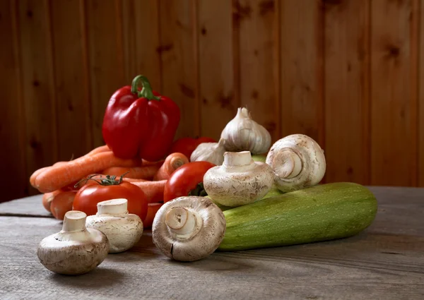 Svamp Och Grönsaker Tabell Från Ohyvlat Styrelser — Stockfoto