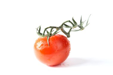 beyaz zemin üzerine yeşil yaprakları ile kırmızı domates