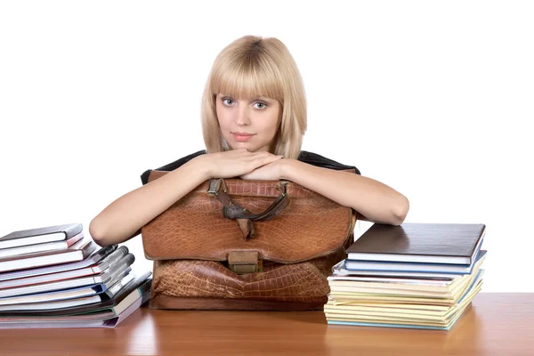 Das Mädchen mit einer alten Aktentasche in der Hand — Stockfoto