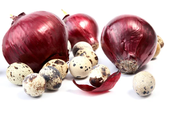 Красный лук и перепелиные яйца — стоковое фото