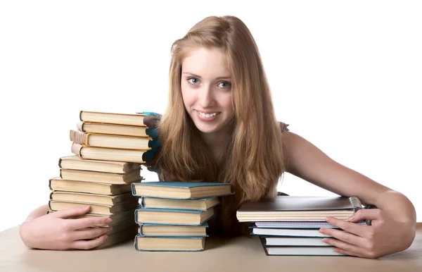 那女孩拥抱一堆书和写作的书 — 图库照片