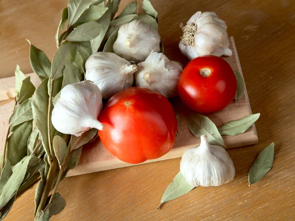 Tomaten Knoblauch und ein Lorbeerblatt — Stockfoto