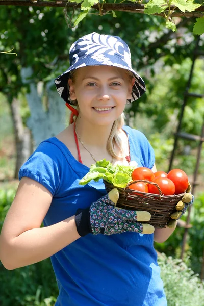 Nő dolgozik a kertben Jogdíjmentes Stock Fotók