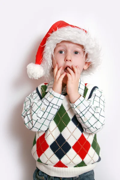 サンタ帽子をかぶった少年笑みを浮かべて — ストック写真