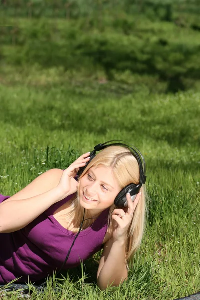 Flicka lyssna på musik — Stockfoto