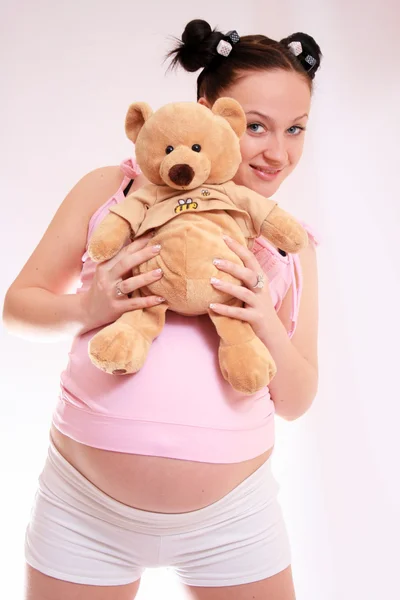 Womans Mocno Ciąży Brzuch Misiem — Zdjęcie stockowe