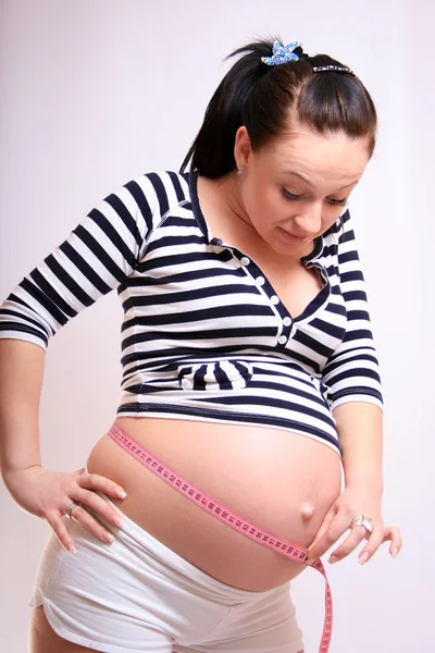 Zwangere Vrouw Meten Van Haar Buik Wit — Stockfoto