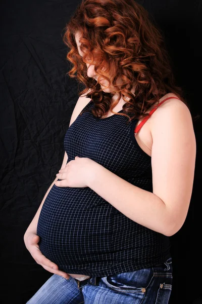 女の赤ちゃんを期待して美しい妊娠中の女性 — ストック写真