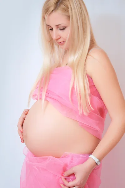 Blond kobieta w ciąży — Zdjęcie stockowe