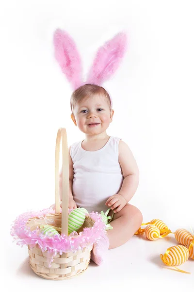 Bébé avec panier de Pâques — Photo