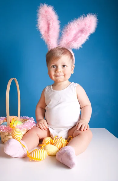 Baby mit Osterkörbchen — Stockfoto