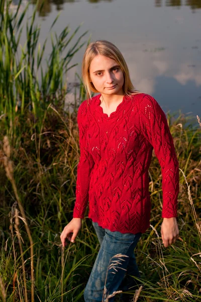 Dívka v červené svetr — Stock fotografie