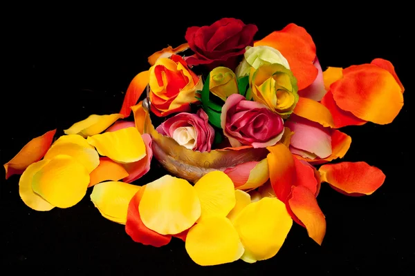 Panier en argent avec roses sur pétales de rose textile — Photo