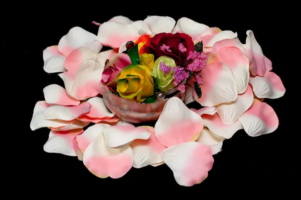 Серебряная корзина с розами на лепестках розового текстиля — стоковое фото