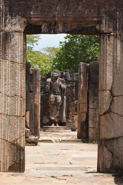 Passage in ruïnes naar Boeddhabeeld. pollonaruwa, sri lanka — Stockfoto