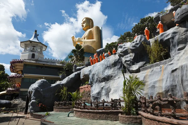 Buddhistische Mönchsstatuen gehen in Goldbuddha-Tempel — Stockfoto