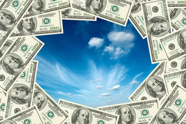하늘 보이는 throgh 프레임 hudred 달러 지폐의 — 스톡 사진