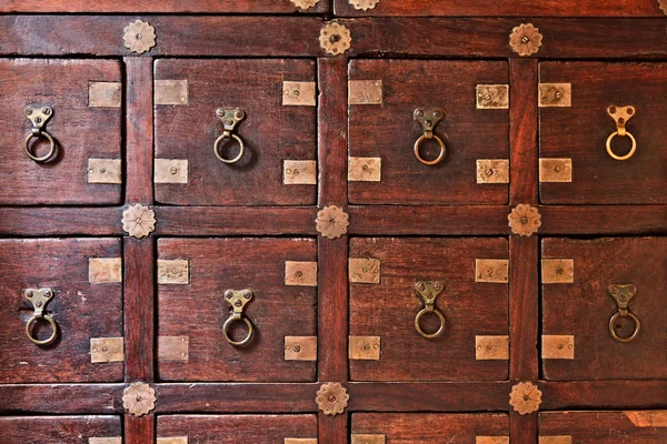 Stare drewniane starodawny komoda z szufladami — Zdjęcie stockowe