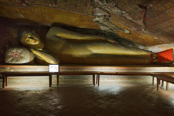 Antica immagine di Buddha nelle grotte del Dambulla Rock Temple, Sri Lanka — Foto Stock