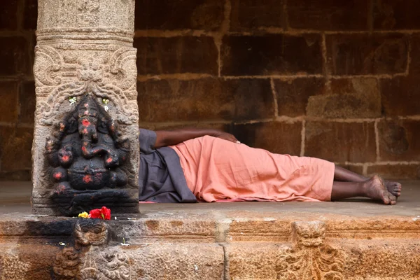 Man sleeping behing the column with Ganesha images. in Hindu tem — Stock Photo, Image