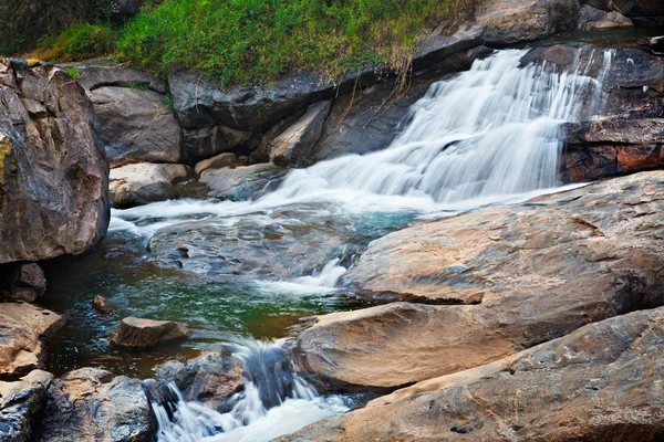 Athukadu waterval — Stockfoto