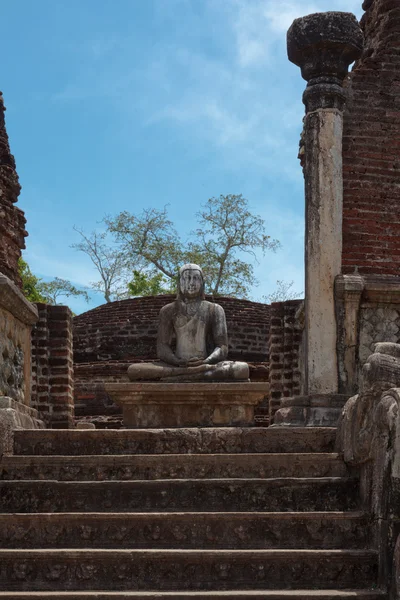 Imagem de Buda sentado antigo em votadage . — Fotografia de Stock