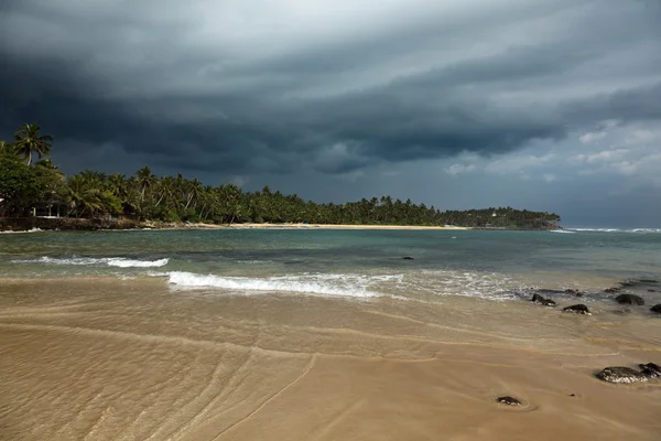 Strand voor storm. Sri lanka — Stockfoto