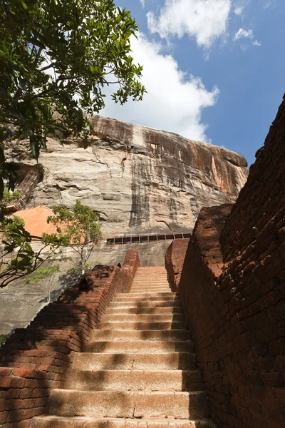 Escalera en la roca Sigiriya . — Foto de Stock