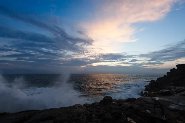 Скелясте узбережжя на заході сонця — стокове фото