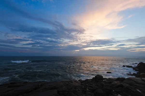 Βραχώδη ακτή στο ηλιοβασίλεμα — Φωτογραφία Αρχείου
