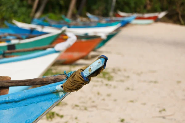Рибальські човни на пляжі — стокове фото