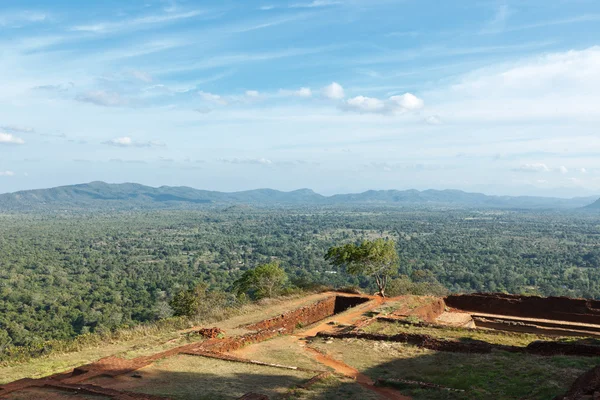 Rovine sulla cima della roccia di Sigiriya . — Foto Stock