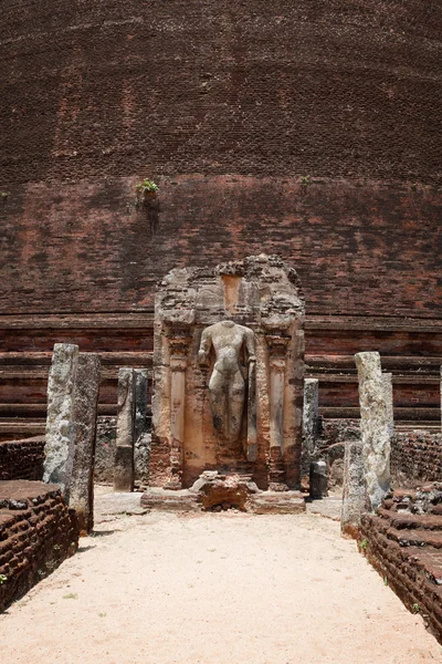 Αρχαία στέκεται κοντά rankot vihara εικόνα του Βούδα. — Φωτογραφία Αρχείου