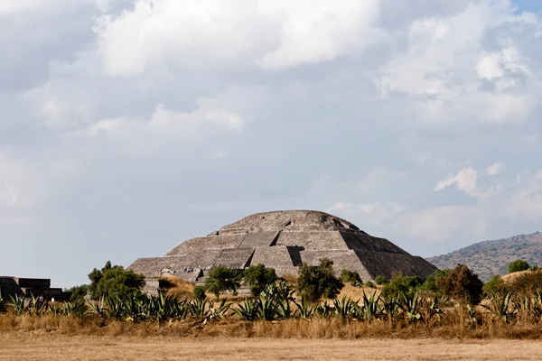 Теотиуаканские пирамиды — стоковое фото