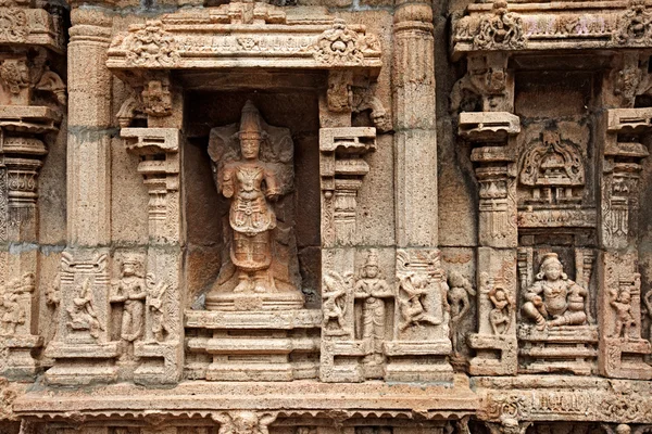 Bas reliefes w świątyni hinduskiej. Świątynia Sri ranganathaswamy. tiruch — Zdjęcie stockowe