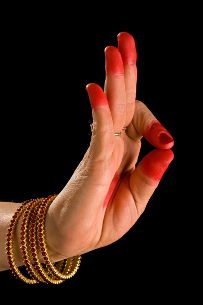 Mulher mão mostrando Arala hasta (que significa dobrado) da dança clássica indiana Bhara — Fotografia de Stock