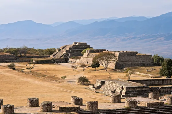 Antické ruiny na plošině monte alban v Mexiku — Stock fotografie
