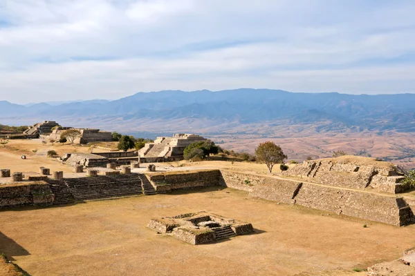 Oude ruïnes op plateau monte alban in mexico — Stockfoto