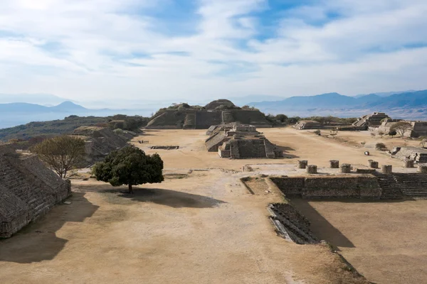 Gamla ruiner på platån monte alban i Mexiko — Stockfoto