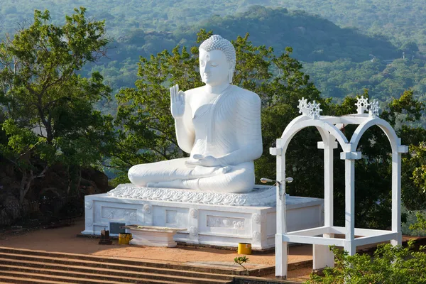 Сидящий образ Будды — стоковое фото