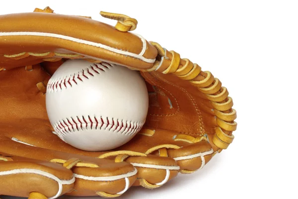 ถุงมือจับเบสบอลที่มีลูกบอลแยกกันบนพื้นหลังสีขาว — ภาพถ่ายสต็อก