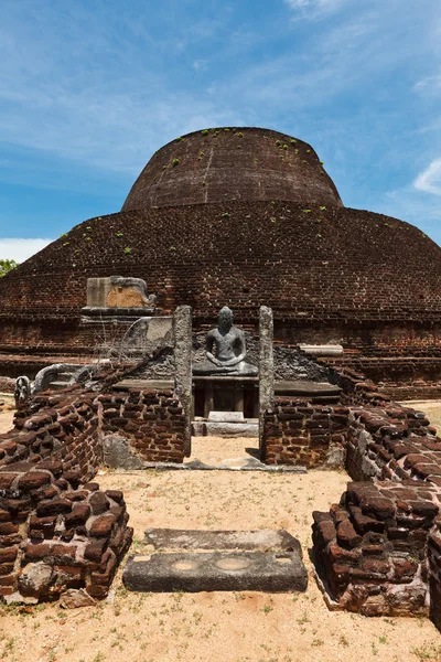 Alte buddhistische dagoba (stupe) pabula vihara. — Stockfoto